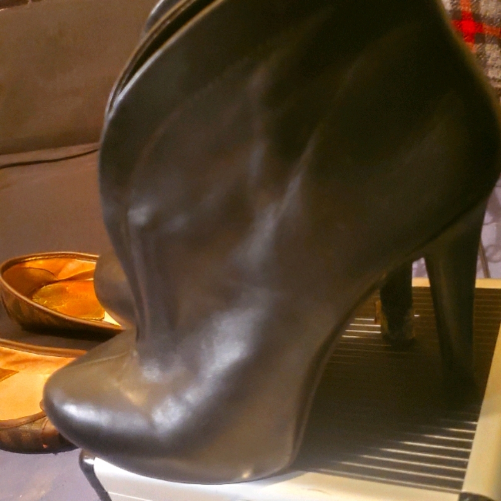 Jessica simpson sz 6 blk leather high heel bootie